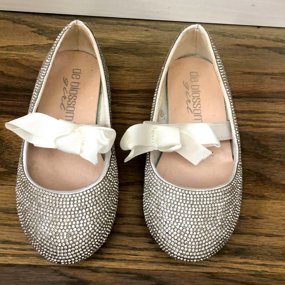De Blossom Collection Silver Dress Shoes with White Bow